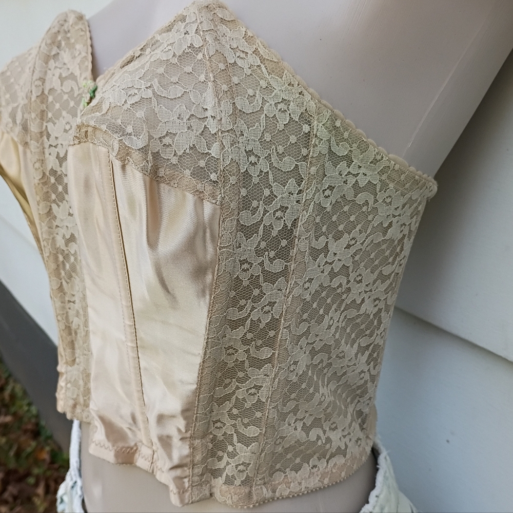 SOLD Vintage Champagne Lace Corset - Picture 3 of 7